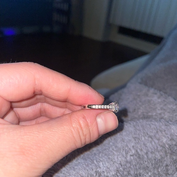 Elegant Silver Diamond Ring Swarovski - Picture 2 of 4